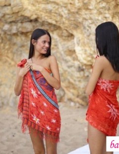 Две девушки  загорают на диком пляже