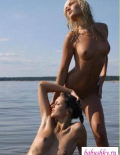 Хорошие киски голых девчат на пляже  (эротика)