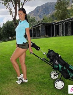 Роскошная эротика девки на поле для гольфа  (15 фото эротики)