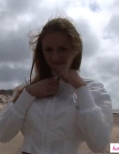 Киска раздетой девчонки на песке  (16 фото эротики)