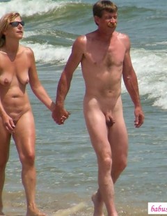 Пары нудистов отдыхают на диком пляже (15 фото эротики)