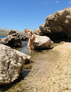 Девка голышом загорает за камнями на пляже (15 смотреть фото эротики)