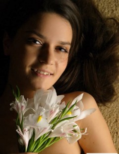 Симпатичные сиськи худенькой девчонки с цветком   (15 фото эротики)