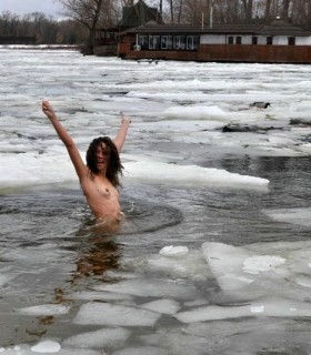 Девушки купаются эротично в реке зимой