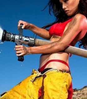 Обнажённые пожарные девушки совращают